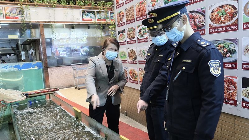 在选购儿童零食时，家长们应关注以下几个安全标准：